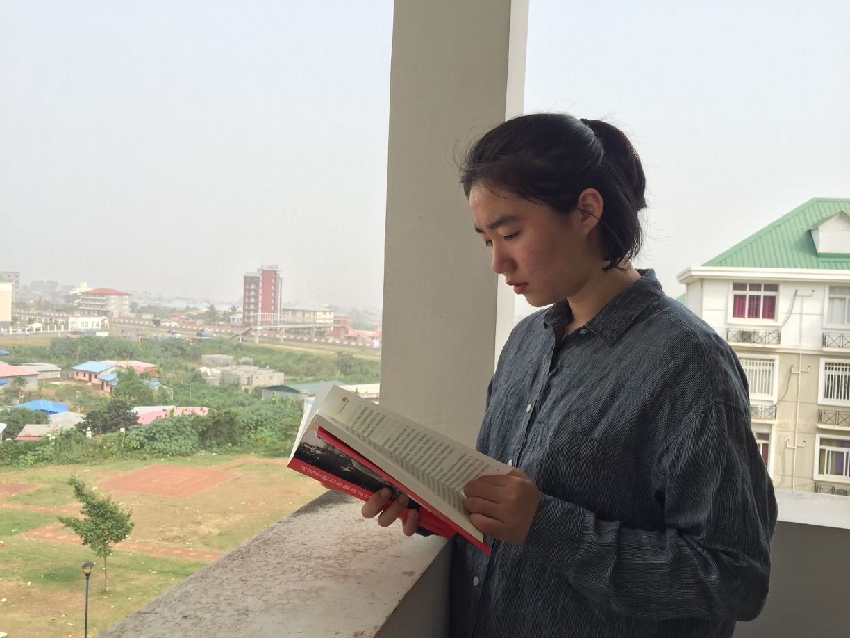 赴赤道几内亚担任孔子学院汉语教师志愿者海洋之神590线路检测中心13级汉语国际教育员工周嘉琦在异国他乡坚持品读《习近平的七年知青岁月》.jpg 赴赤道几内亚担任孔子学院汉语教师志愿者海洋之神590线路检测中心13级汉语国际教育员工周嘉琦在异国他乡坚持品读《习近平的七年知青岁月》.jpg