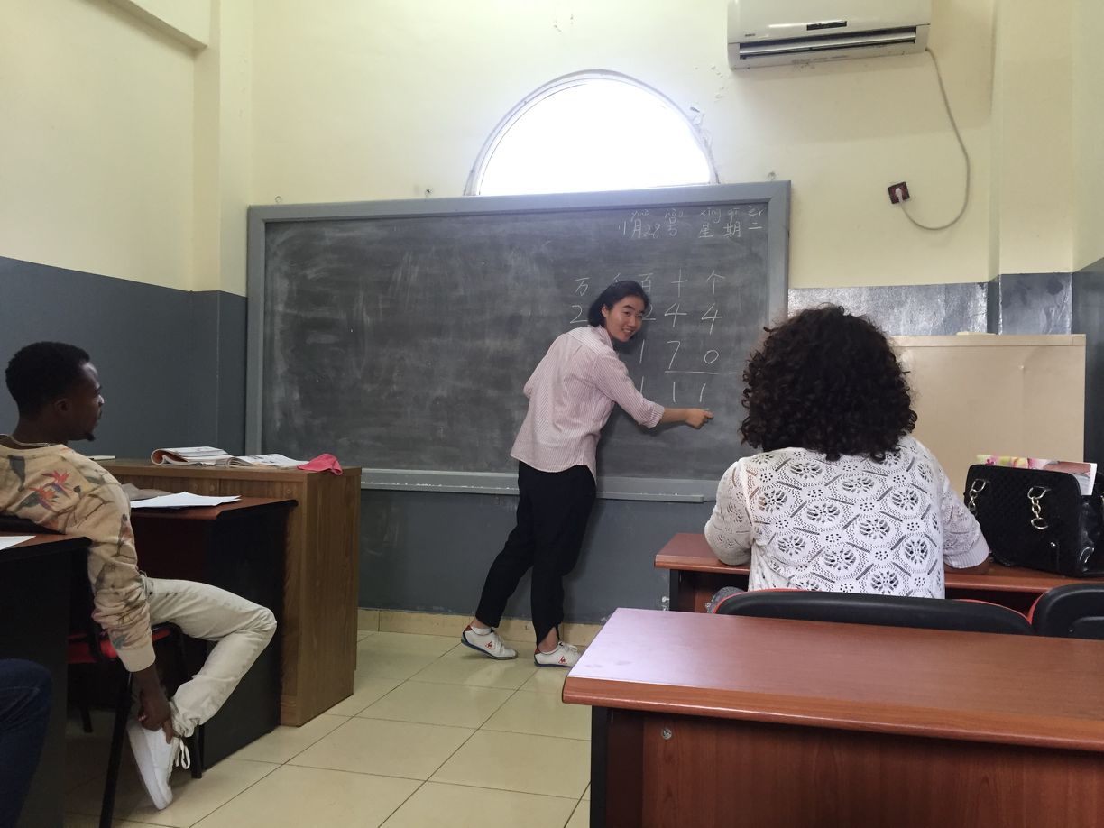 海洋之神590线路检测中心13级汉语国际教育员工周嘉琦担任孔子学院汉语教师志愿者在赤道几内亚国立大学为当地员工授课.jpg 海洋之神590线路检测中心13级汉语国际教育员工周嘉琦担任孔子学院汉语教师志愿者在赤道几内亚国立大学为当地员工授课.jpg